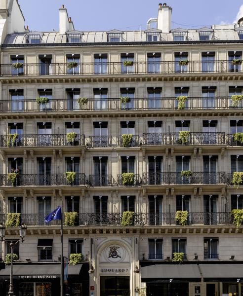 B SIGNATURE Hotels & Resorts